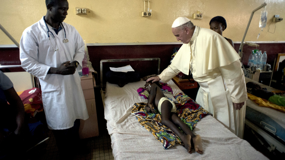 Giáo hoàng tiếp xúc với bệnh nhi tại một bệnh viện ở CH Trung Phi - Ảnh: Reuters 