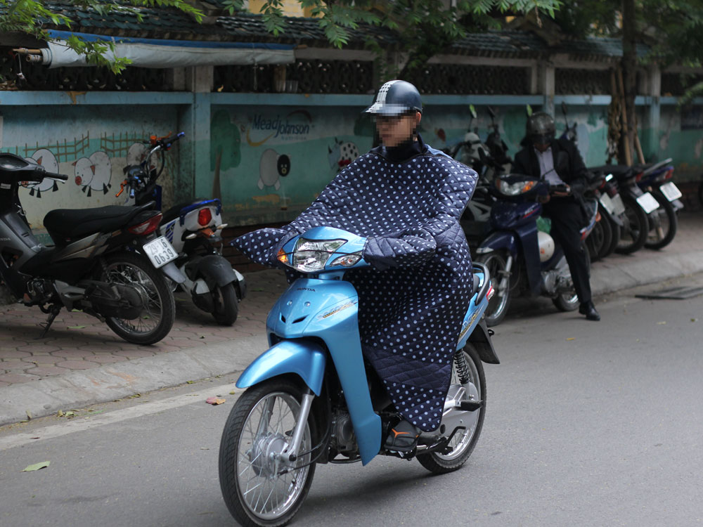 Áo chống rét kỳ lạ trên phố Hà Nội - Ảnh: Lê Nam