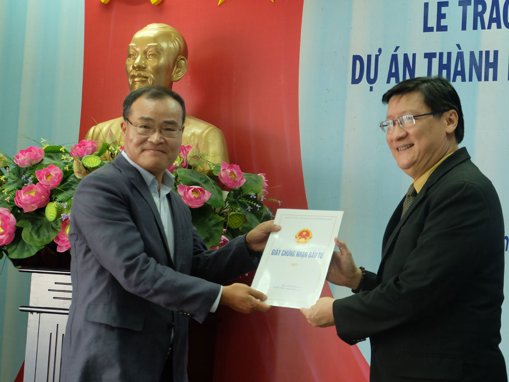 Ông Lê Hoài Quốc, Trưởng ban quản lý Khu công nghệ cao TP.HCM trao giấy phép cho nhà đầu tư
