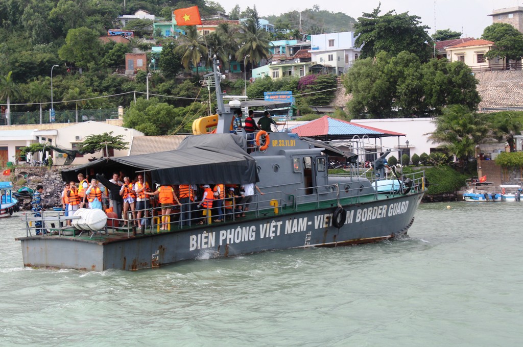 Tàu của Bộ đội Biên Phòng Khánh Hòa đưa người trên tàu bị nạn vào bờ - Ảnh: Khánh Viên 