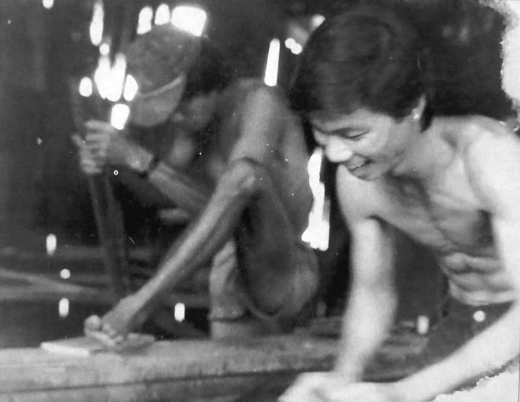 Nguyễn Mạnh Huy khi làm thợ mộc (1987) - Ảnh: nhân vật cung cấp
