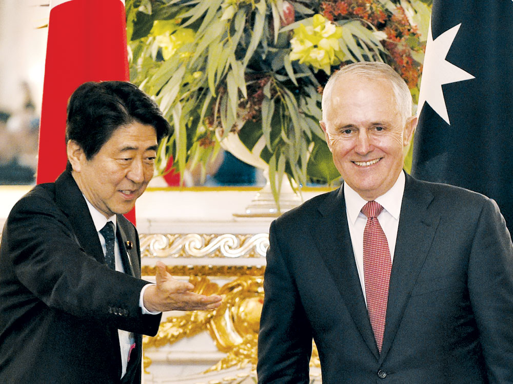 Thủ tướng Abe (trái) và người đồng cấp Turnbull tại Tokyo - Ảnh: AFP