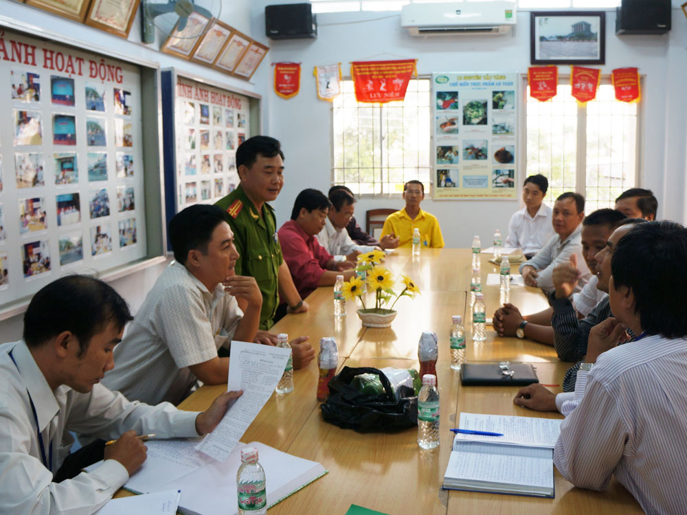 Chi cục ATVSTP tỉnh Cà Mau tổ chức cuộc họp ngay sau khi phát hiện sản phẩm trà thảo mộc Dr Thanh có lợn cợn - Ảnh: Gia Bách