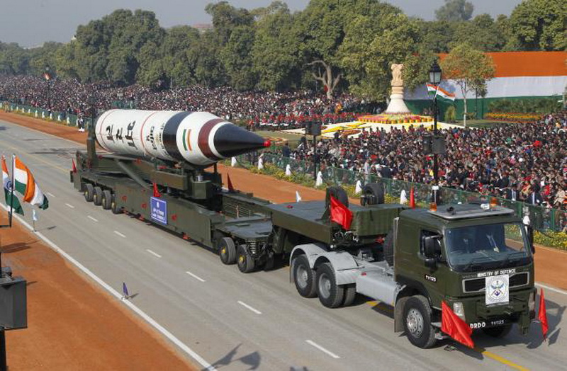 Tên lửa hạt nhân Agni V của Ấn Độ trong một cuộc diễu binh - Ảnh: Reuters