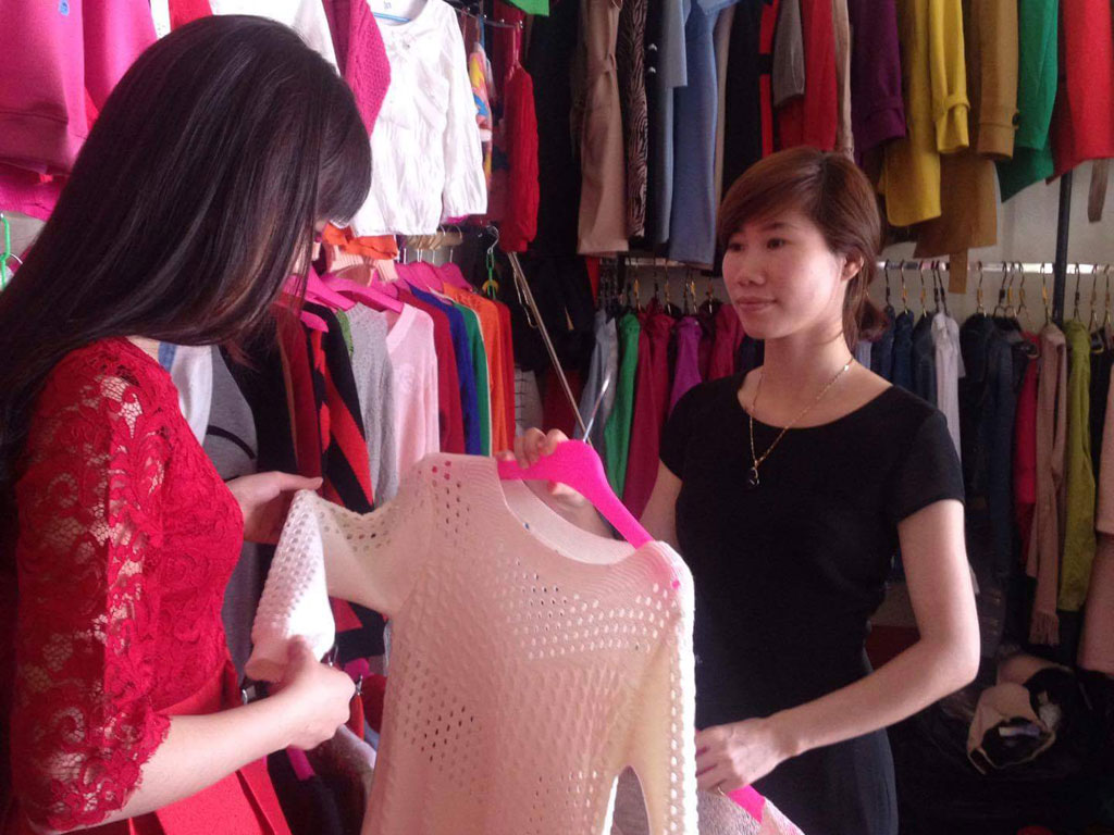 Cô Nguyễn Thị Lý (phải) dạy học không đủ sống phải chuyển qua bán quần áo  - Ảnh: Nhân vật cung cấp
