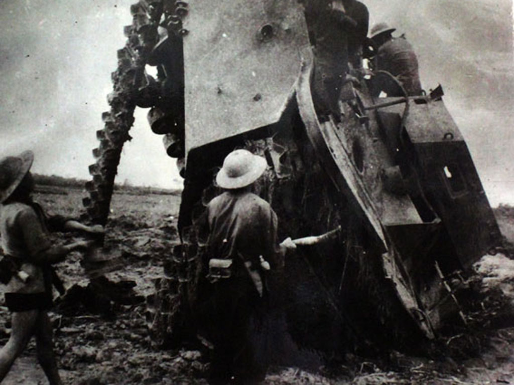 Xe tăng của Pháp bị du kích Hải Dương dùng mìn phá hủy - Ảnh: Bảo tàng Quân khu 3