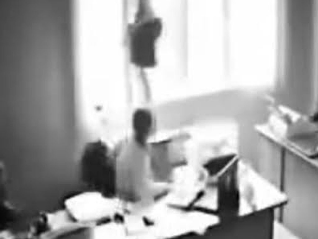 Cảnh nữ nhân viên bất ngờ nhảy khỏi cửa sổ - Ảnh chụp màn hình báo Mirror