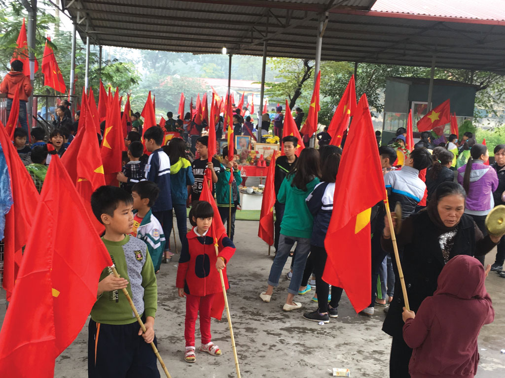 Học sinh thay vì đến trường lại theo bố mẹ đi "biểu tình" phản đối xây trung tâm thương mại 
