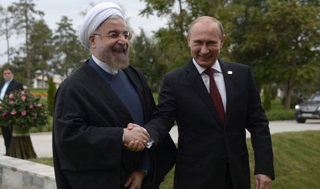 Tổng thống Nga Vladimir Putin bắt tay Tổng thống Iran Hassan Rouhani trong một cuộc gặp hồi năm 2014 - Ảnh: Reuters
