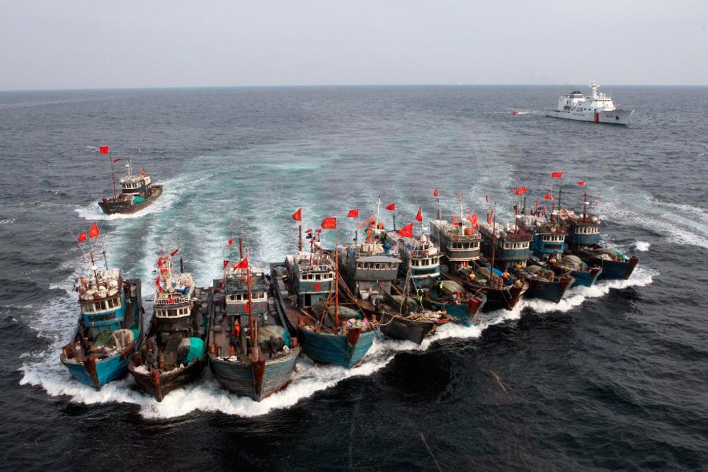 Tàu cá Trung Quốc kết lại với nhau để chống trả tàu tuần tra Hàn Quốc trong một đợt đụng độ ở Hoàng Hải - Ảnh: AFP