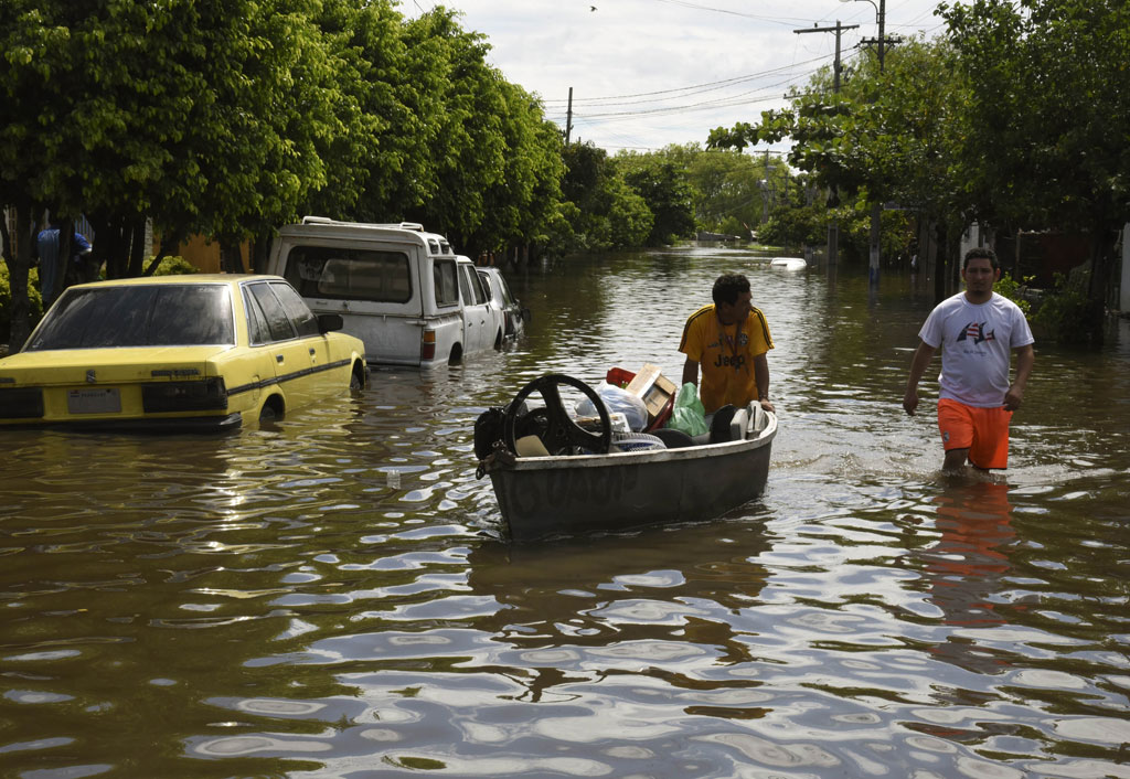 Nhiều nơi tại thị trấn Concordia ở đông bắc Argentina chìm trong biển nước - Ảnh: AFP