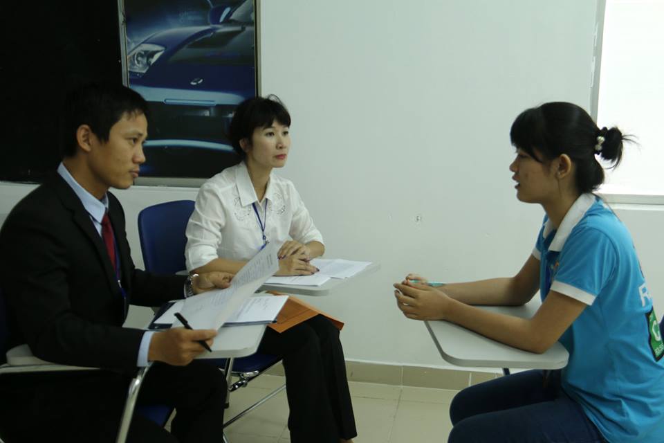 Sinh viên tham gia phỏng vấn chương trình học bổng Cộng đồng cựu du học sinh quốc tế (IAN)  - Ảnh: Lê Thanh
