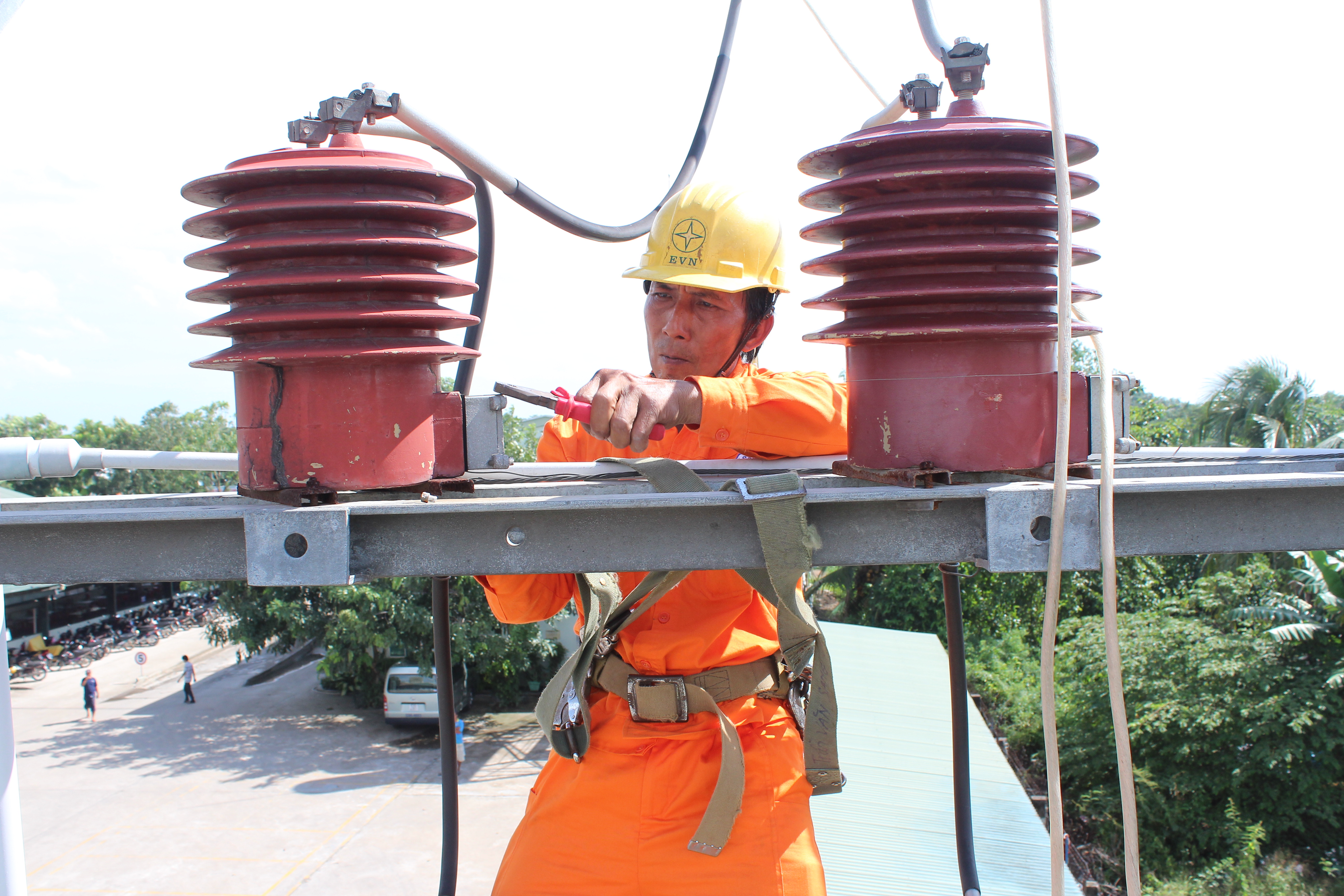 Công nhân điện lực Vĩnh Long đang kiểm tra hệ thống lưới điện - Ảnh: Tú Uyên