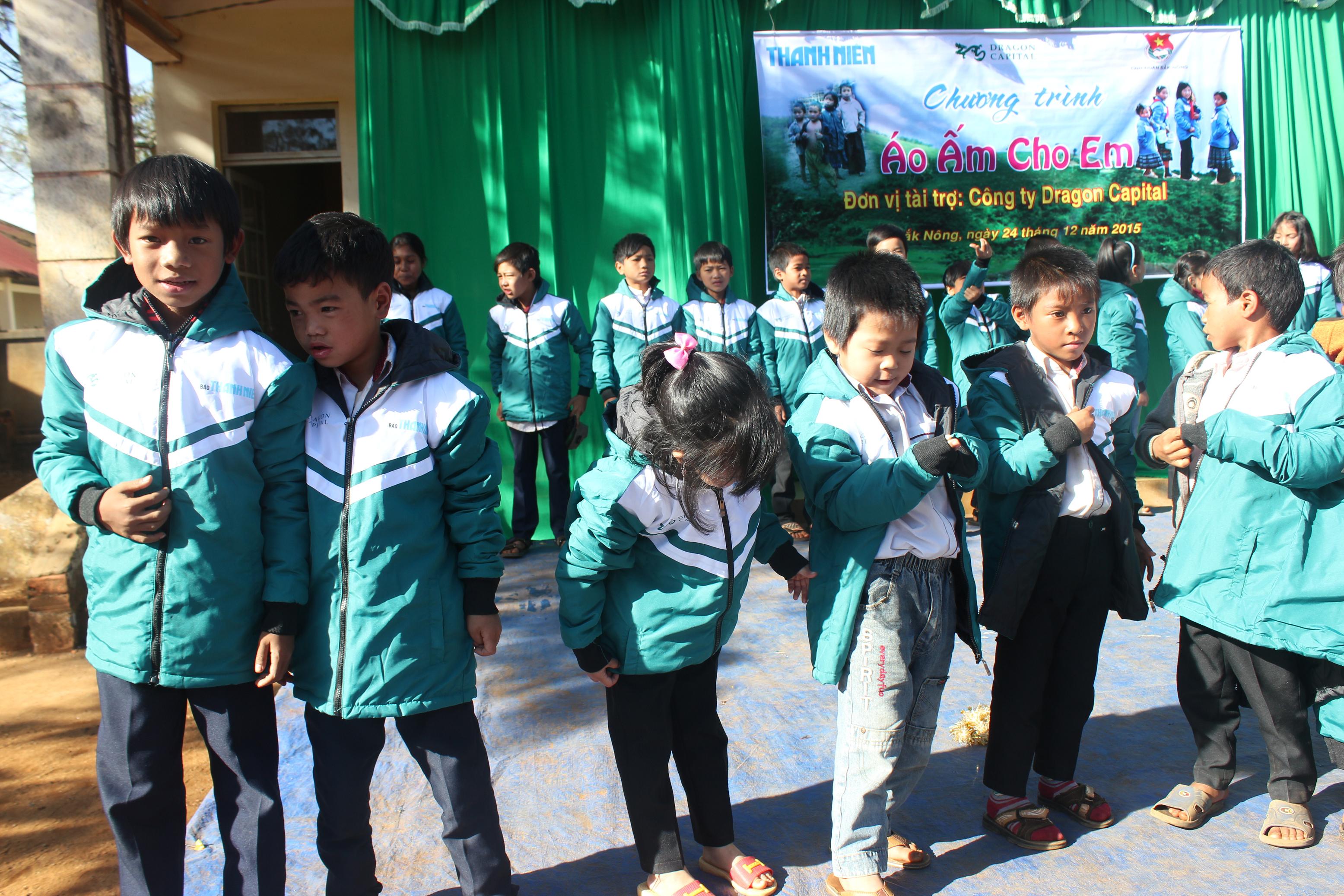 Các em học sinh xúng xính trong áo ấm mới - Ảnh: Ngọc Quyền 