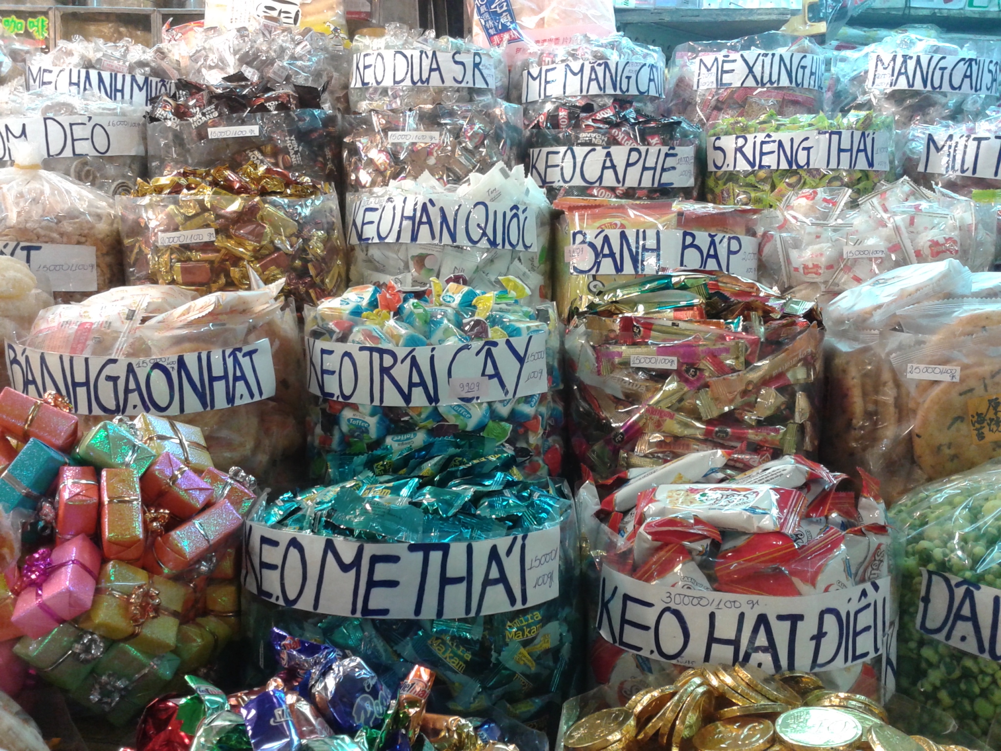 Bánh kẹo không nhãn mác bày bán lẫn lộn cân ký tại các chợ	- Ảnh: Ng.Nga