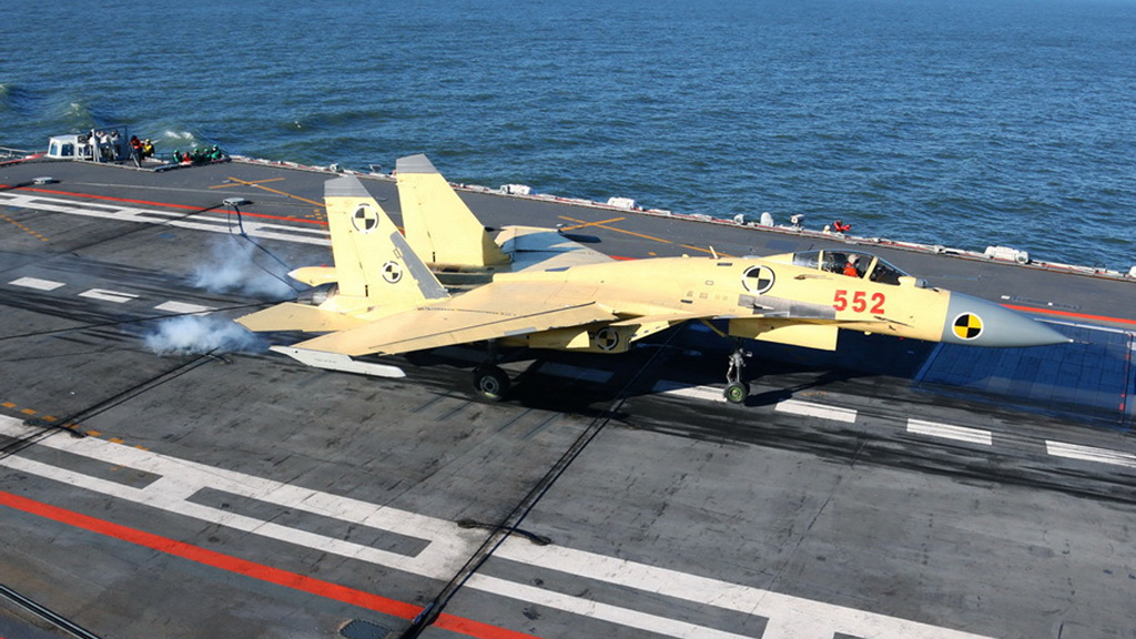 Chiến đấu cơ J-15 trên tàu sân bay Liêu Ninh - Ảnh: Tân Hoa xã