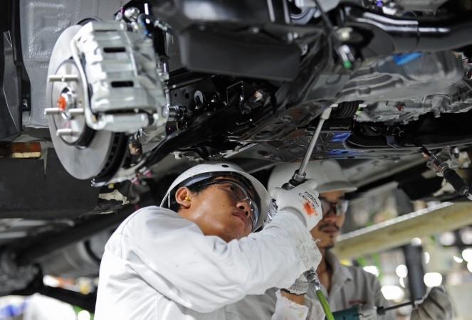 Công nhân làm việc trong một nhà máy ô tô ở Thái Lan - Ảnh: AFP
