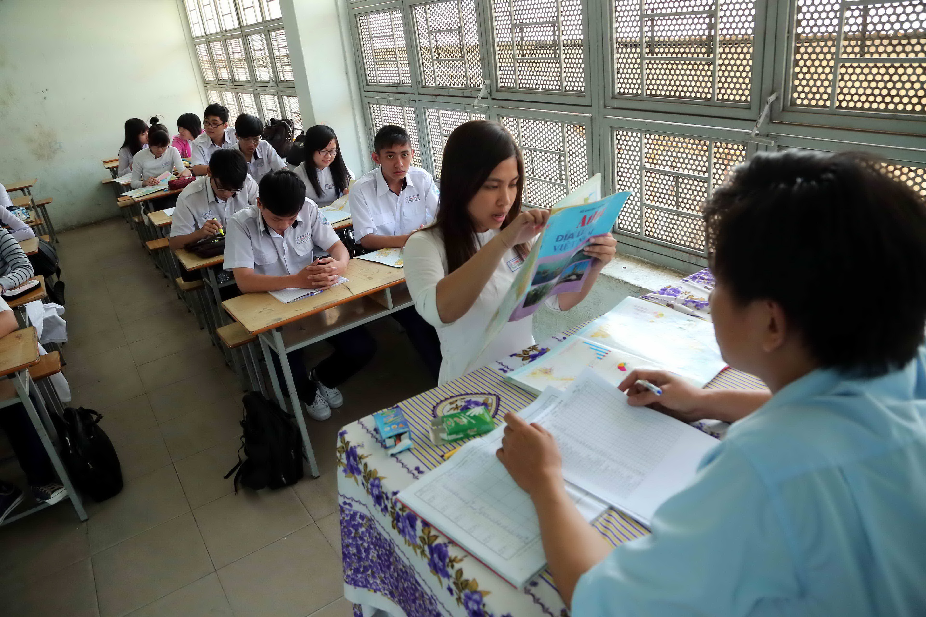 Học sinh Trường THPT Lương Văn Can (Q.8, TP.HCM) trong giờ học địa lý - Ảnh: Đào Ngọc Thạch