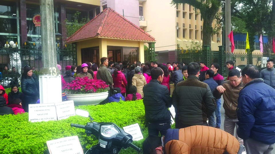  Người dân tập trung ở cổng UBND tỉnh Lạng Sơn để phản đối việc di chuyển chợ - Ảnh: L.T.H