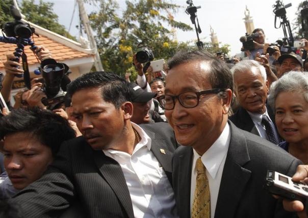 Chính trị gia đối lập Sam Rainsy (bên phải) là người mang hai hộ chiếu Pháp và Campuchia - Ảnh: Reuters