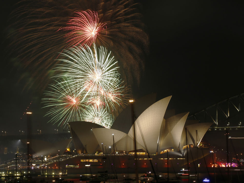 Pháo hoa tại Nhà hát Opera Sydney ở Úc vào đêm giao thừa 2016 - Ảnh: Reuters