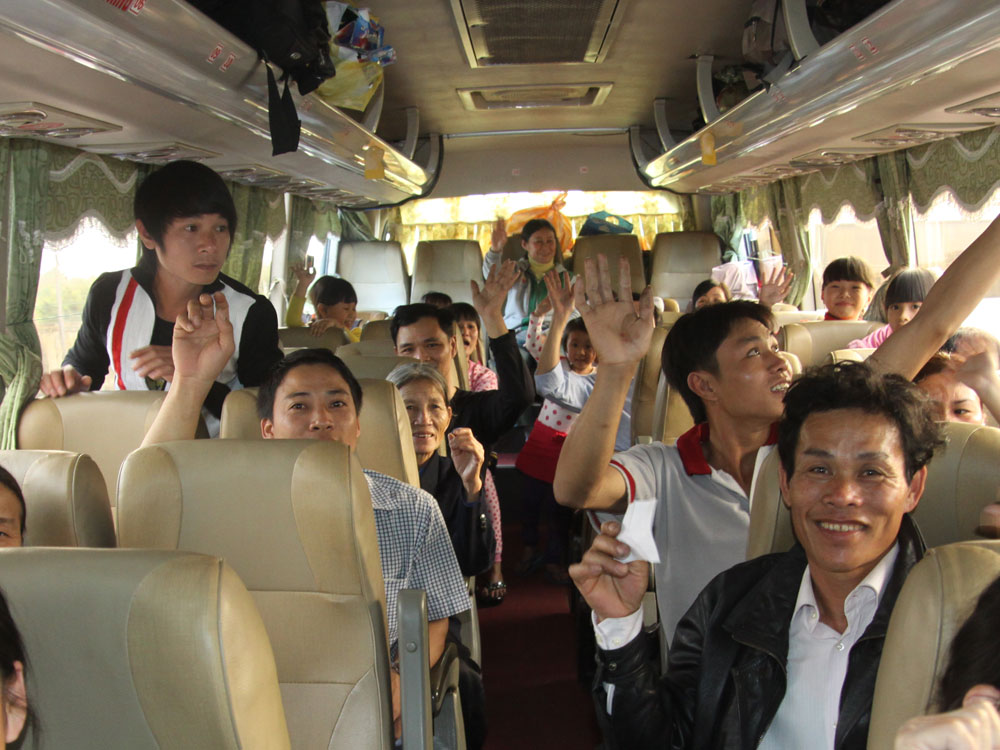 Những chuyến xe về quê đón tết cho người bán báo dạo miền Trung - Ảnh: Nguyễn Tú