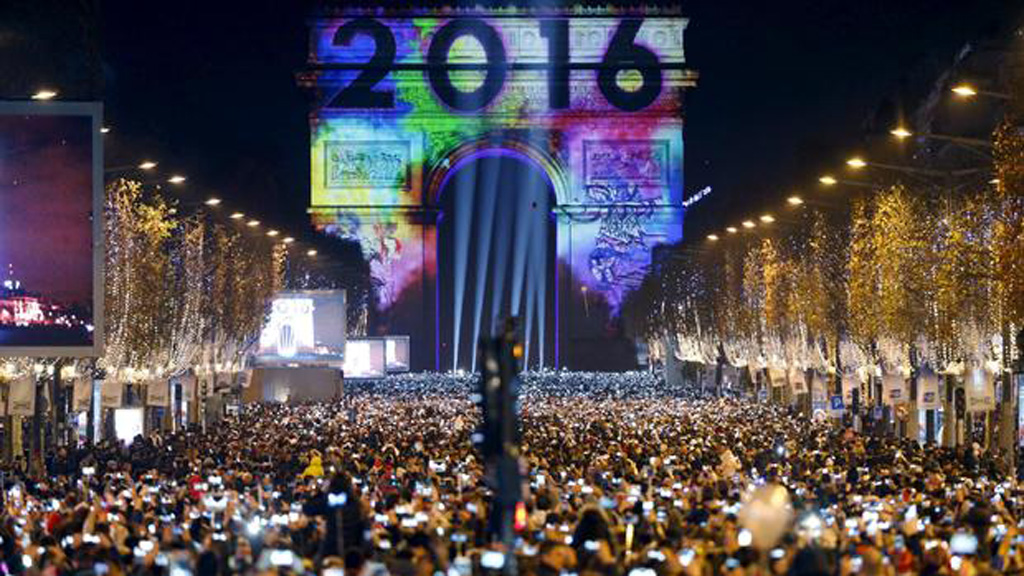 Khải hoàn môn ở Paris mừng năm mới 2016 - Ảnh: Reuters