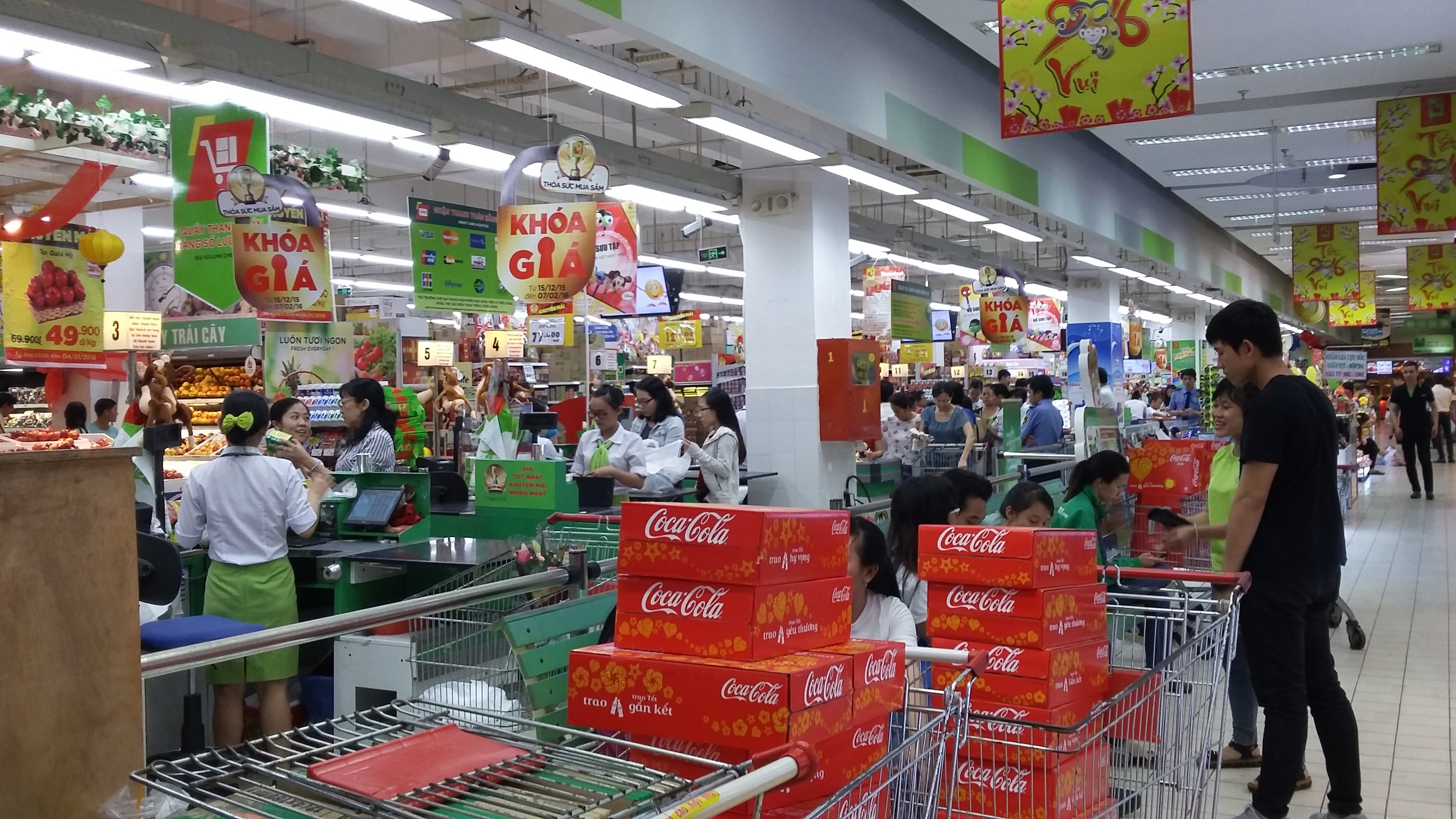 Nhiều người chọn mua sắm tại các siêu thị và trung tâm thương mại dịp lễ