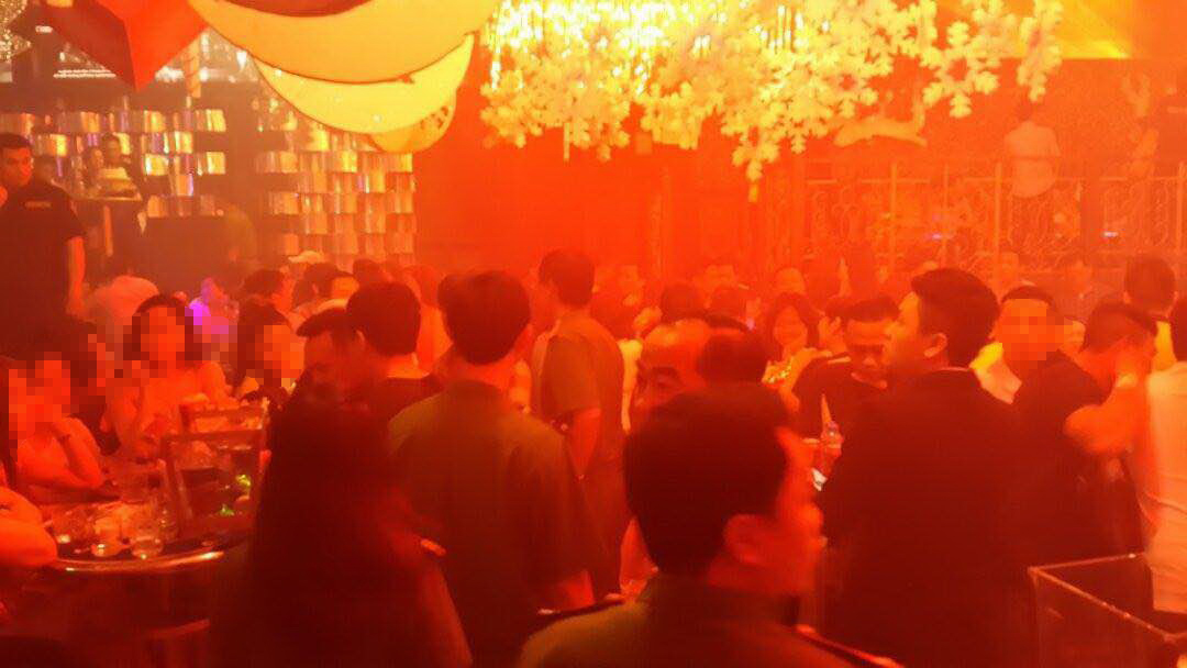 Rất đông người tại quán bar khi bị kiểm tra - Ảnh: Mã Phong