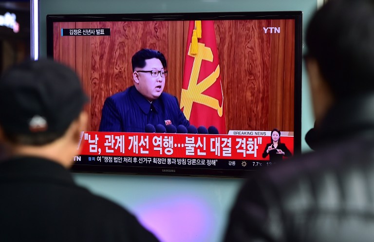 Người dân Hàn Quốc theo dõi bài phát biểu đầu năm của nhà lãnh đạo Triều Tiên Kim Jong-un qua truyền hình - Ảnh: AFP