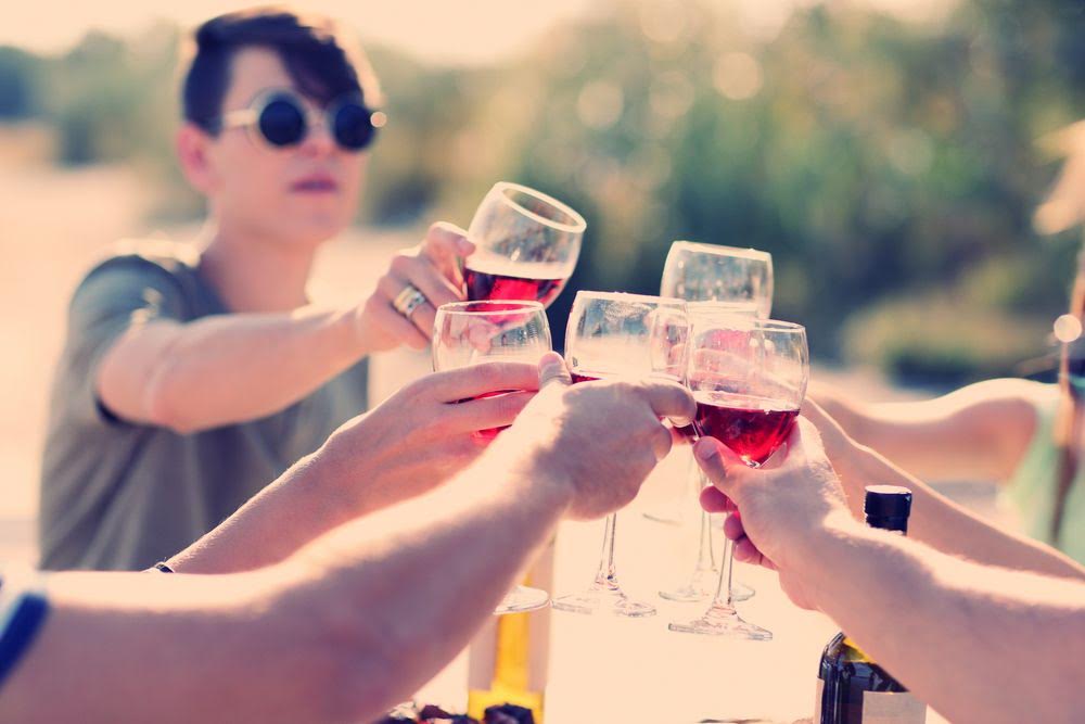 Muốn giảm cân hãy tránh xa rượu bia - Ảnh: Shutterstock