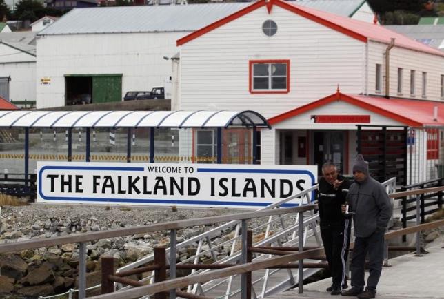 Tấm biển "chào mừng đến Falkland" được đặt trên đảo Stanley, đảo chính của quần đảo Falkland - Ảnh: Reuters