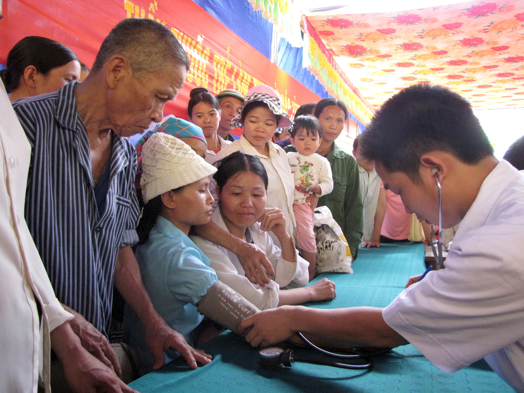 Thầy thuốc trẻ khám bệnh cho đồng bào dân tộc Mường tại H.Lạc Thủy, Hòa Bình - Ảnh: Ngọc Thắng