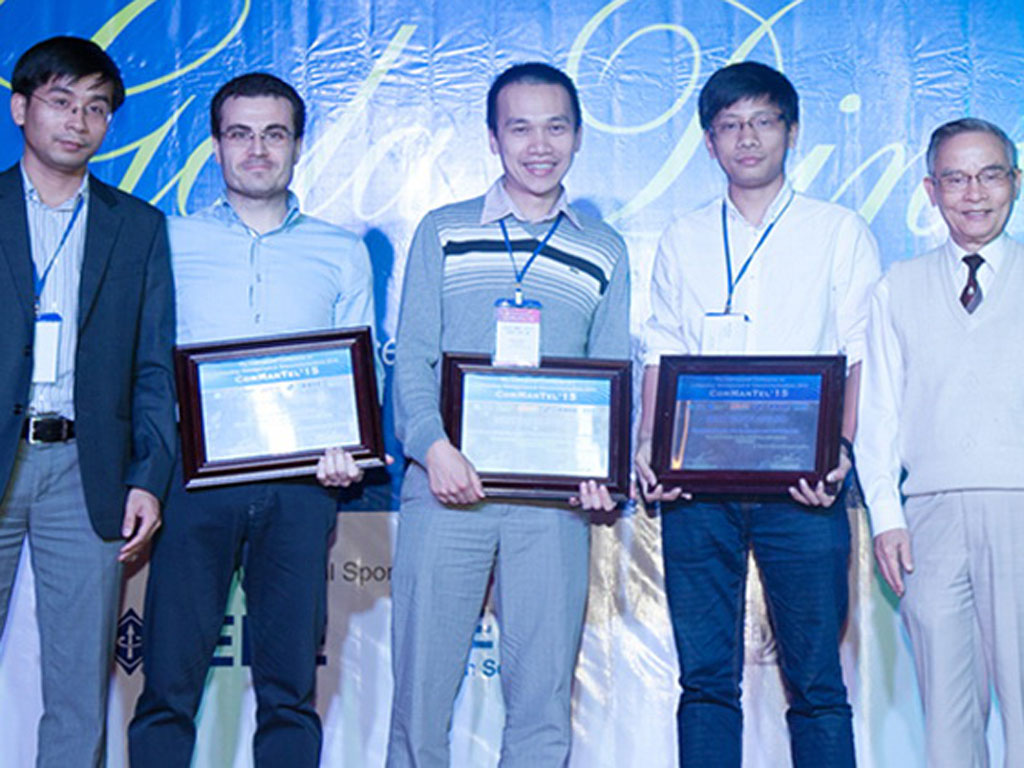 Nhà giáo ưu tú Lê Công Cơ (bìa phải) trao giải thưởng Best Paper Award cho các nhà khoa học