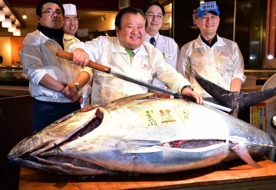 Kiyoshi Kimura đã trả hơn 117.000 USD cho con cá ngừ vây xanh khổng lồ - Ảnh: AFP