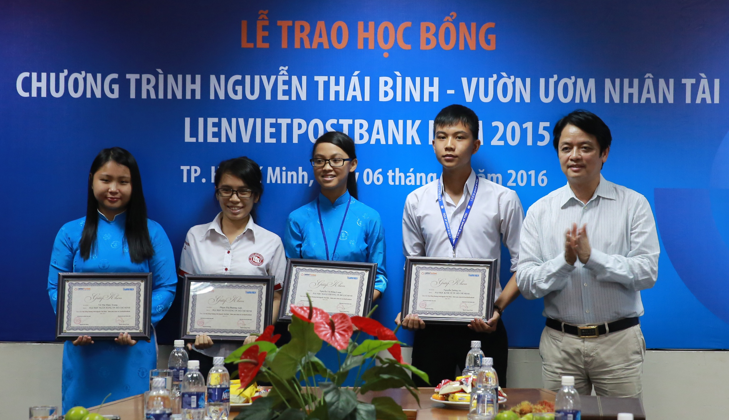 Ông Nguyễn Đức Hưởng (bìa phải) cùng các sinh viên vừa được trao học bổng - Ảnh: Thanh Đông