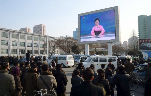 Người dân Bình Nhưỡng theo dõi tuyên bố về vụ thử bom nhiệt hạch trên truyền hình ngày 6.1 - Ảnh: Reuters 