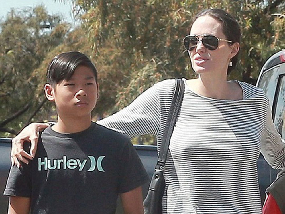 Pax Thien và Angelina Jolie - Ảnh: Fameflynet.uk.com