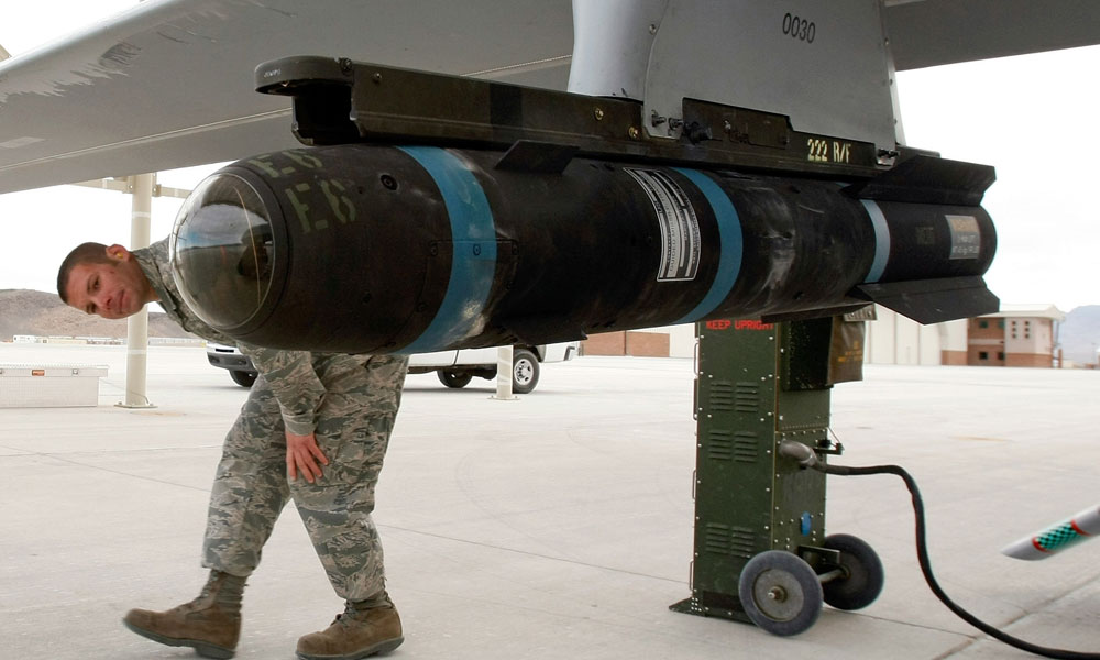 Một quả tên lửa Hellfire gắn bên dưới máy bay không người lái Predator - Ảnh: AFP