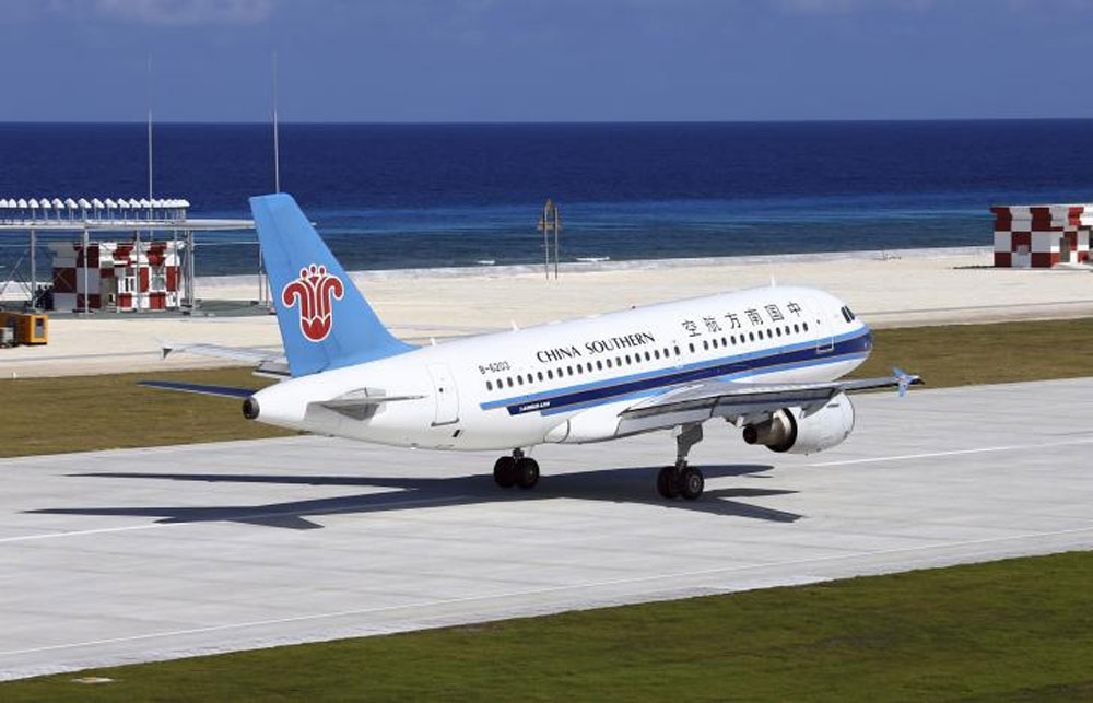 Máy bay Trung Quốc đáp xuống đá Chữ Thập ngày 6.1 - Ảnh: Chinanews.com
