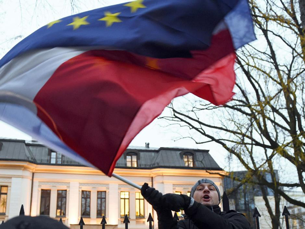 Người biểu tình Ba Lan phất cờ Ba Lan và EU trước Toà án Hiến pháp ở Warsaw ngày 3.12.2015 - Ảnh: AFP