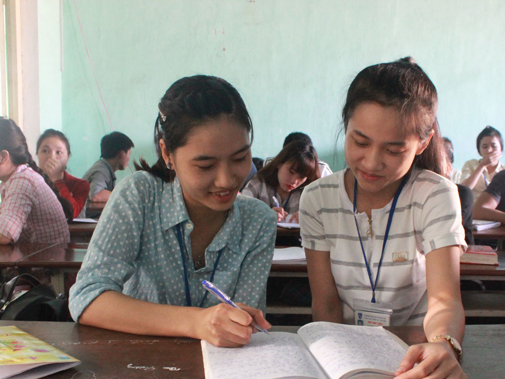 Hòa đồng và giúp đỡ nhau trong học tập là điều đáng quý - Ảnh: N.V