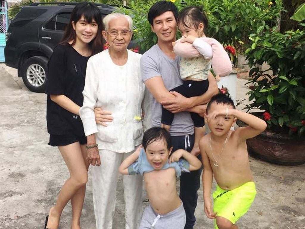 Gia đình nghệ sĩ Lý Hải - Minh Hà đưa con về Tiền Giang ăn tết với bà nội - Ảnh: Q.A