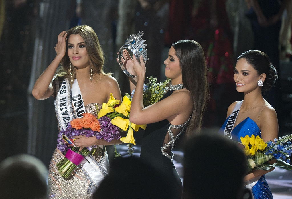 Giây phút vương miện vuột khỏi đầu của Hoa hậu Colombia là khoảnh khắc không thể quên của người đẹp này - Ảnh: AFP