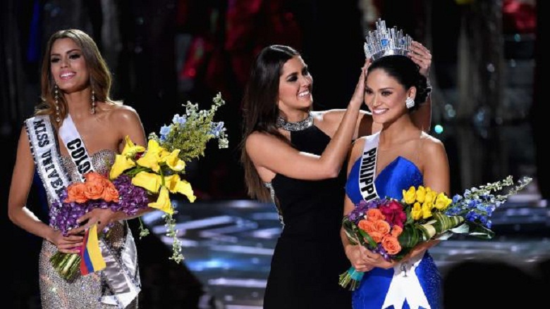 Khoảnh khắc đăng quang “kỳ quặc” của tân Hoa hậu Hoàn vũ người Philippines - Ảnh: AFP