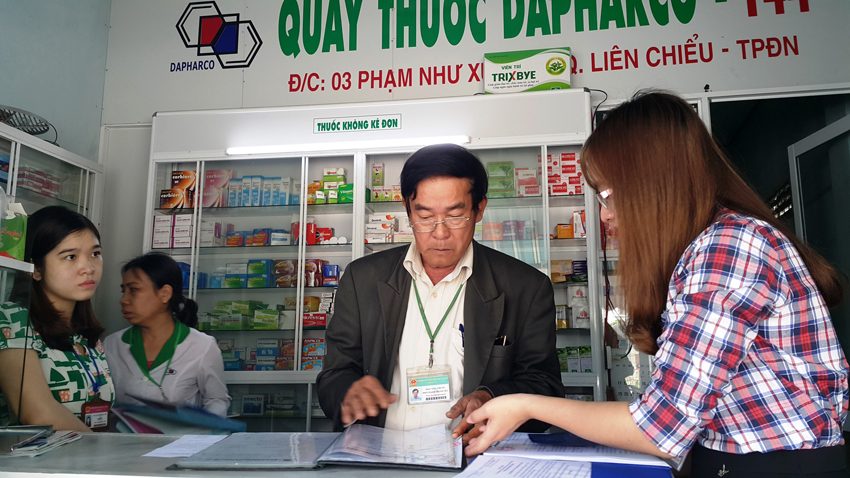Ông Chung (giữa) cùng đoàn kiểm tra việc kinh doanh tại một cửa hàng thuốc ở Q.Liên Chiểu -  Ảnh: D.H
