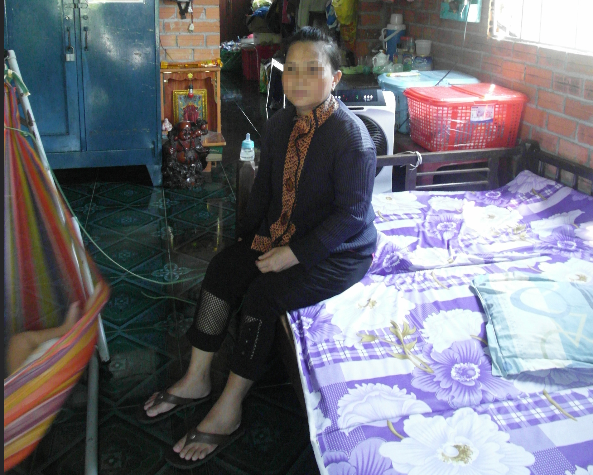  Bà N.T.L (ngụ H.Gò Dầu, Tây Ninh) chưa hết bàng hoàng khi đôi chân bị dị tật