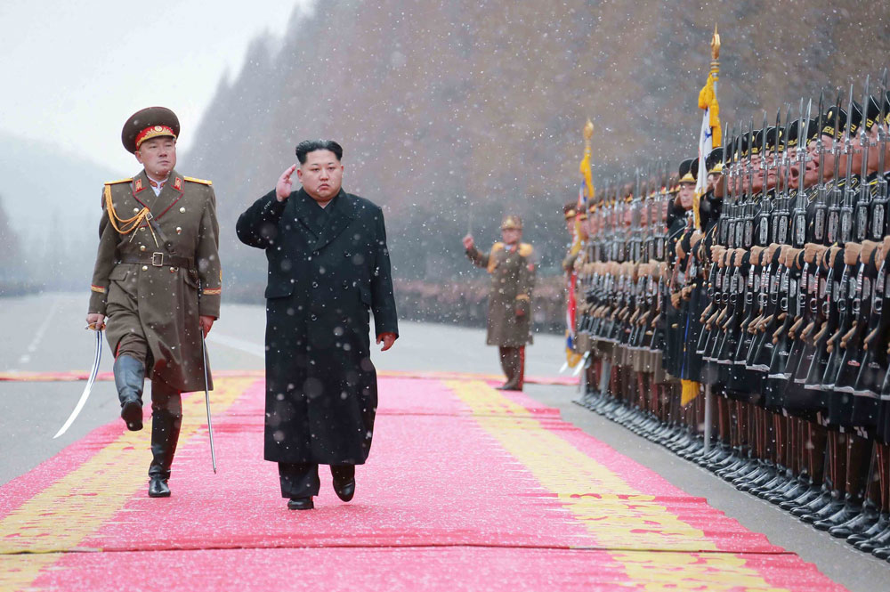 Lãnh đạo Kim Jong-un ủy lạo quân đội Triều Tiên nhân dịp đầu năm - Ảnh: AFP