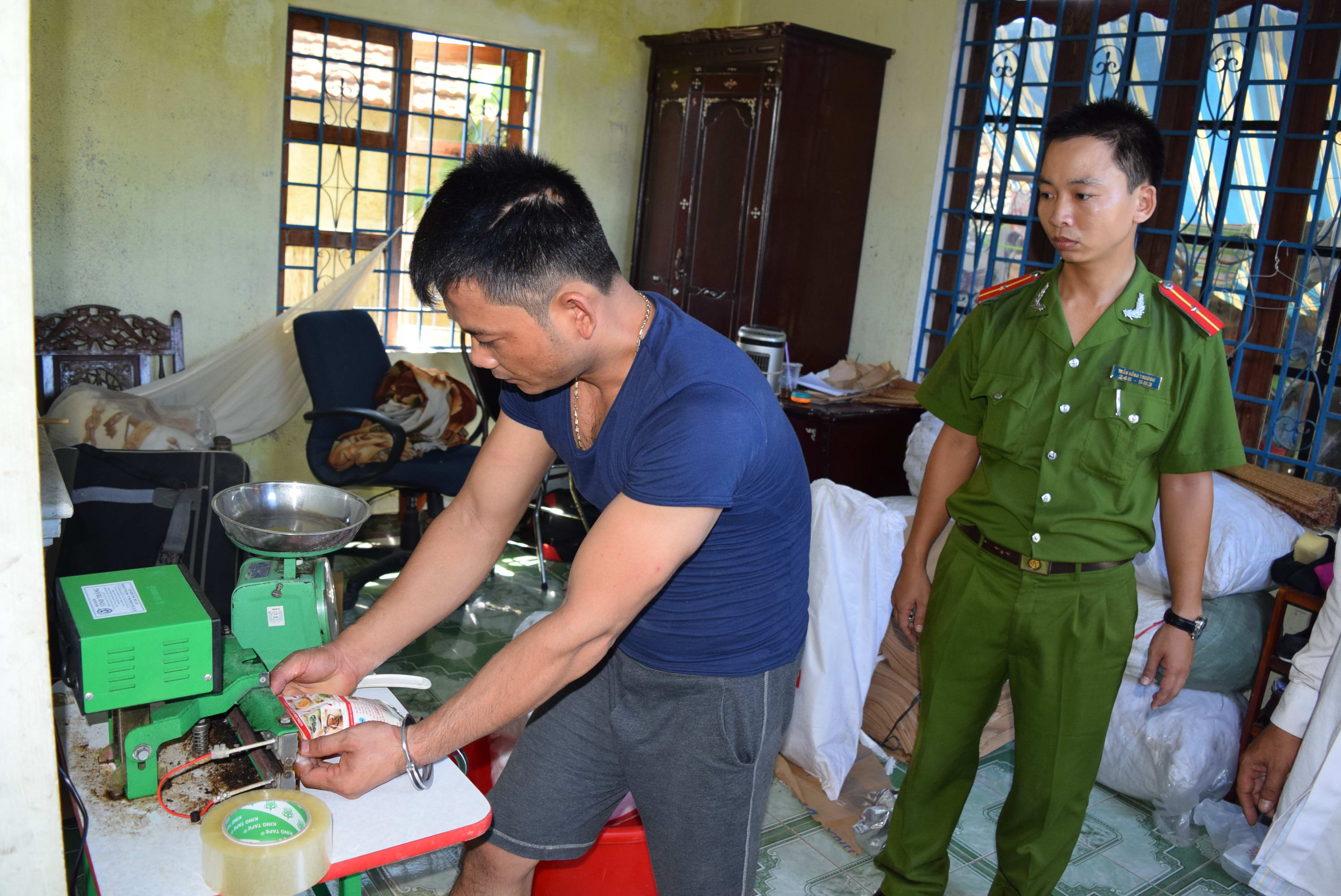 Lực lượng công an kiểm tra và bắt quả tang một điểm đang sản xuất bột ngọt giả tại nhà tại Huế hồi tháng 6.2015 - Ảnh minh họa: Ngô Phương