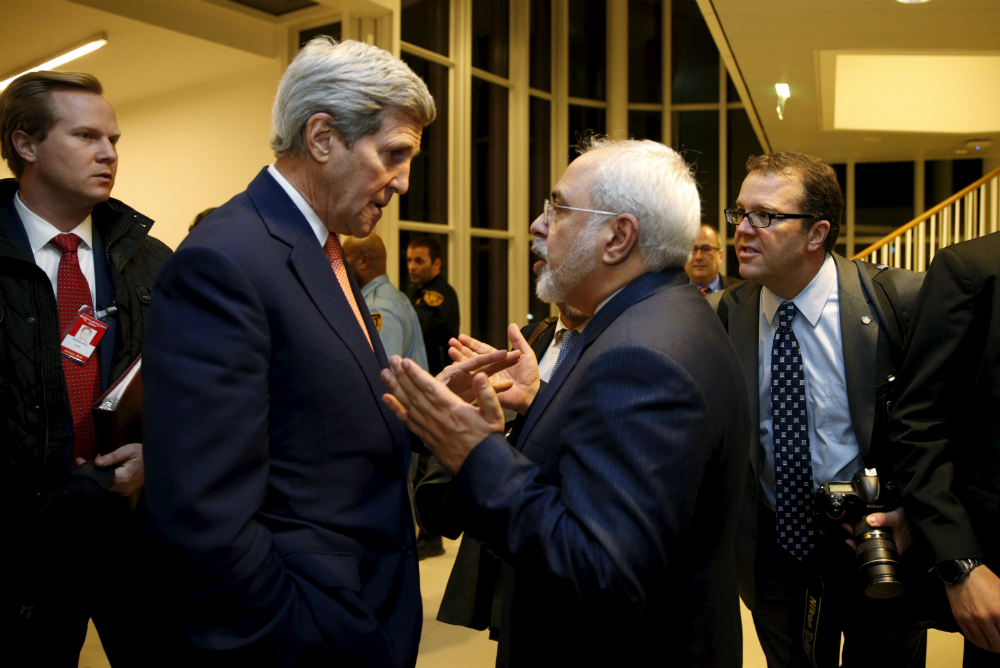 Ngoại trưởng Mỹ John Kerry và Ngoại trưởng Iran Javad Zarif trong cuộc gặp ở Vienna hôm 16.1 - Ảnh: Reuters